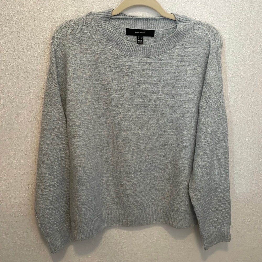 VERO MODA knit sweater. Size medium.